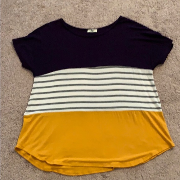 🌗 Short Sleeved Top Size S 🌓 - Picture 2 of 7